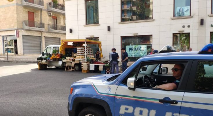 macchina della polizia per strada